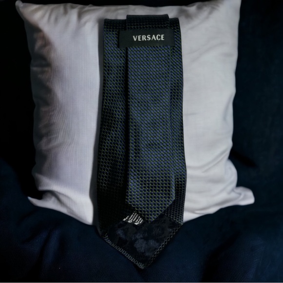 Amazing black label Versace tie Navy blue with hints of green. Italy 💯 Silk - Picture 4 of 7